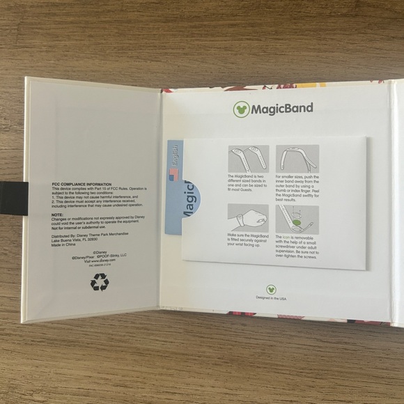 Disney Dooney & Bourke MagicBand 2, Holiday Dogs Limited Edition, Rare NWT - Picture 6 of 14